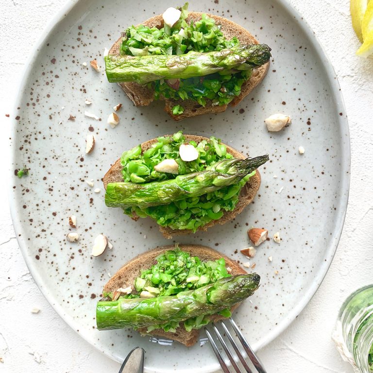 Crostini mit Erbsenpesto und gebratenen Spargel - La petite faim